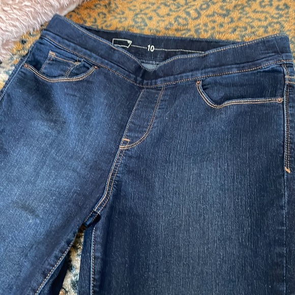 Levis pull on style dark wash skinny/straight jeans - Picture 2 of 7